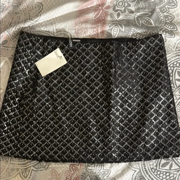 NWT Elegant Black Patterned Women's Mini Skirt - Picture 3 of 4
